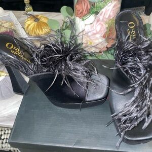 BLACK SATIN HEELS WITH FEATHERS